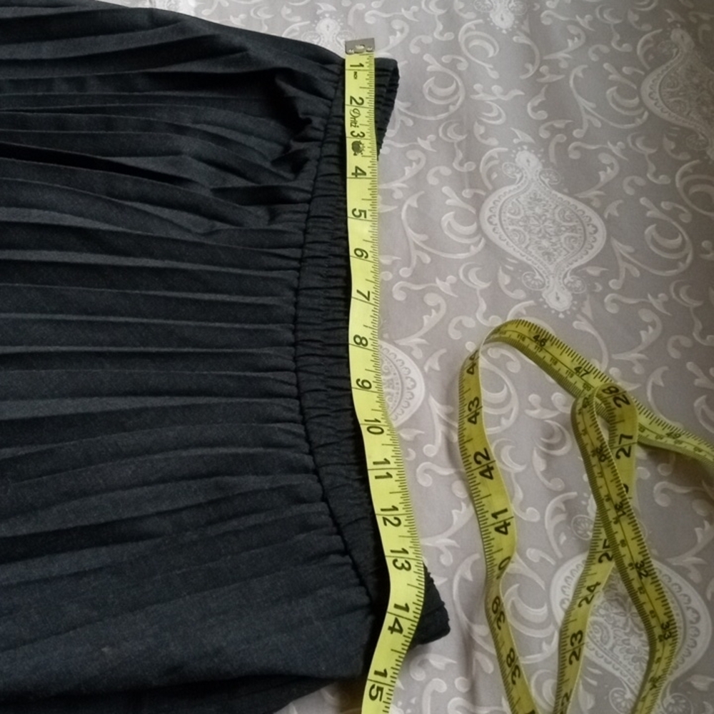 Uniqlo size Medium women's accordion pleated skirt charcoal grey. - Picture 5 of 6